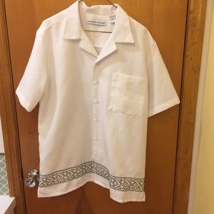 Men’s Top White w Black Embroidery Medium Spring